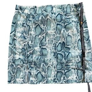 PrettyLittle Thing Women’s Teal Snake Print Double Split Mini Skirt Size 8 NWT